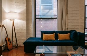 Narożniki – modne i wygodne meble do salonu i biura