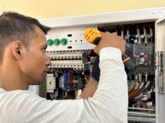 Szkolenia praktyczne dla elektryków — kompetencje, uprawnienia i realne efekty