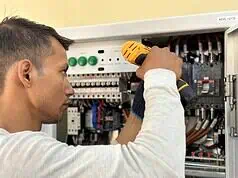 Szkolenia praktyczne dla elektryków — kompetencje, uprawnienia i realne efekty