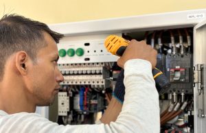 Szkolenia praktyczne dla elektryków — kompetencje, uprawnienia i realne efekty