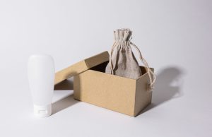 Opakowania reklamowe z tektury litej: jak wybrać pudełka rigid-box z logo dla marki premium?