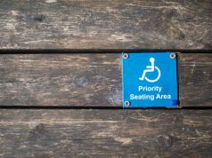 Budynek bez barier. Jak prawidłowo zaprojektować poręcze, balustrady i podjazdy dla niepełnosprawnych?